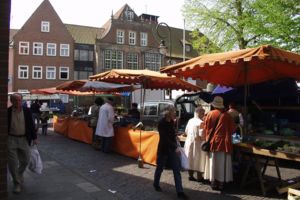 Wochenmarkt auf dem Kirchplatz in Jever